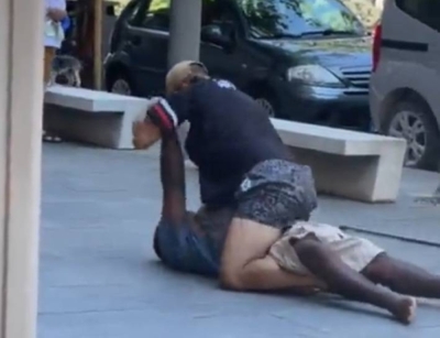 شاهد: فيديو صادم لقتل مهاجر في إيطاليا في شارع عام .. وردة فعل غريبة من المارة !