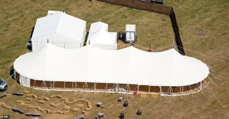 شاهد : عقد قران رئيس وزراء بريطانيا داخل خيمة.. ومفاجأة بشأن فستان العروس