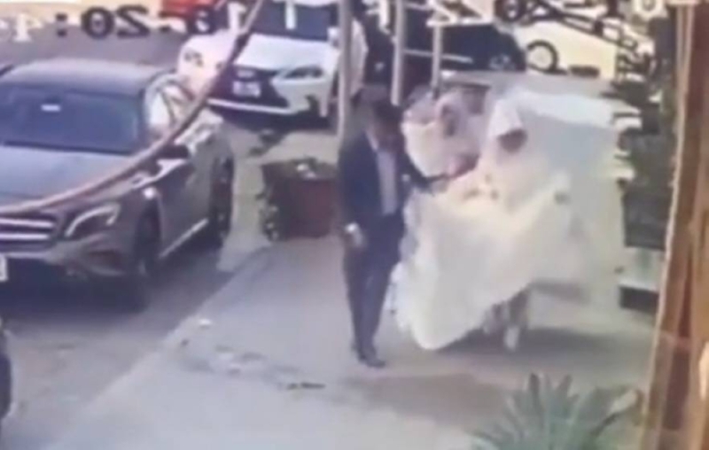 بالفيديو: مفاجأة غير متوقعة لعروس لحظة خروجها من صالون التجميل تفسد حفل الزفاف.. شاهد ردة فعل العريس