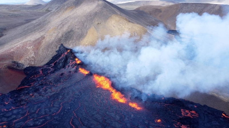 مشهد مرعب .. بالفيديو: حمم نارية تتطاير من بركان ثائر في آيسلندا