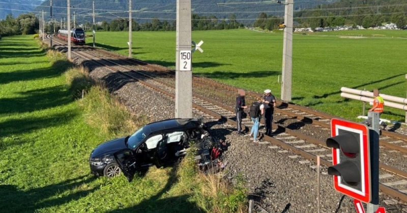تفاصيل وفاة مواطن وطفله إثر اصطدام مركبته بقطار بعدما علقت على سكة حديدية بالنمسا - صور