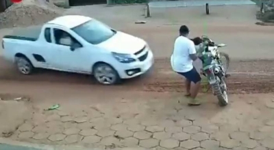 شاهد.. ردة فعل أب لحظة انحراف سيارة نحو دراجة نارية وضع عليها طفله