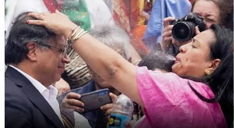 شاهد : امرأة تبصق في وجه أول رئيس يساري بكولومبيا لتهنئته بمنصبه الجديد