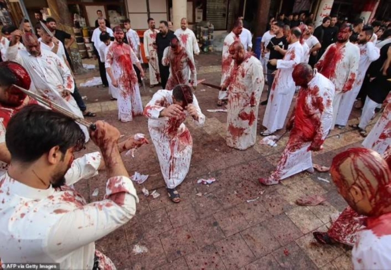 شاهد: الشيعة يضربون رؤوسهم بالسيوف ويجلدون أجسادهم بالحديد احتفالا بيوم عاشوراء