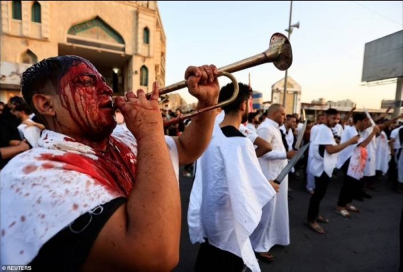 شاهد: الشيعة يضربون رؤوسهم بالسيوف ويجلدون أجسادهم بالحديد احتفالا بيوم عاشوراء