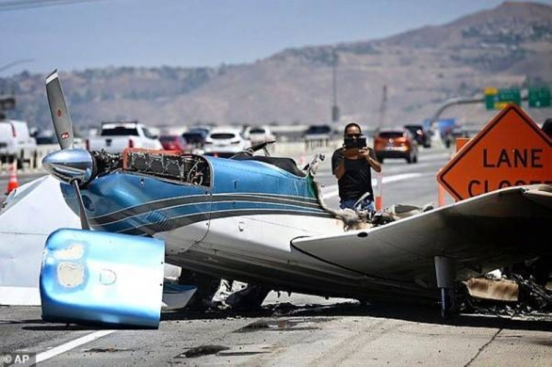 شاهد: تحطم طائرة بعد اصطدامها بشاحنة على طريق سريع  في كاليفورنيا