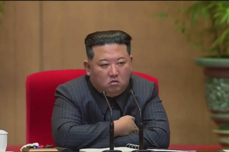 شاهد.. ردة فعل الجمهور بعد الإعلان عن إصابة الزعيم الكوري الشمالي بالحمى