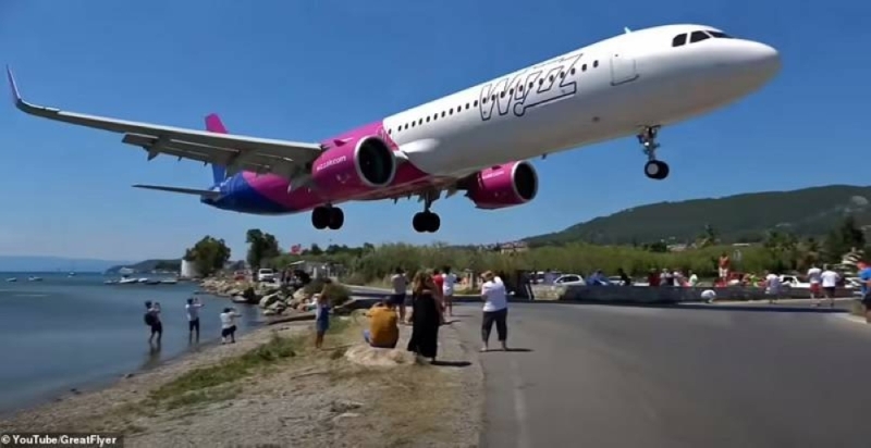 شاهد.. لحظة اقتراب الطائرات  من رؤوس السياح بشكل  مخيف قبل الهبوط في أخطر مطار في العالم باليونان