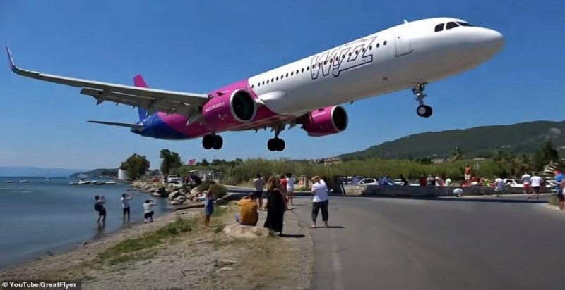 شاهد.. لحظة اقتراب الطائرات  من رؤوس السياح بشكل  مخيف قبل الهبوط في أخطر مطار في العالم باليونان