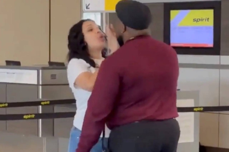 شاهد.. موظف شركة طيران يعتدي على امرأة باللكمات ويسقطها أرضاً في مطار دالاس بأمريكا
