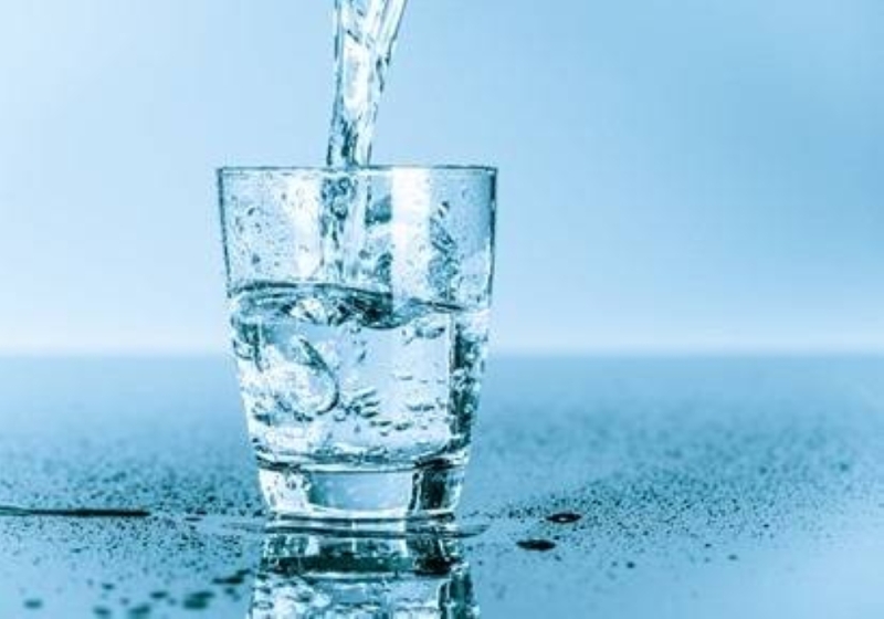 ماذا يحدث لجسمك لو اكتفيت بشرب الماء 30 يوما؟