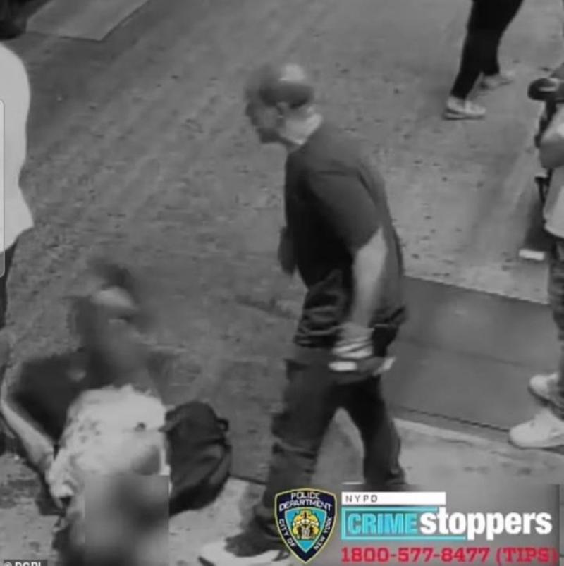 كسر جمجمته.. شاهد: رجل يرتدي قفازات يلكم آخر ويطرحه أرضاً أمام أحد المطاعم في نيويورك 