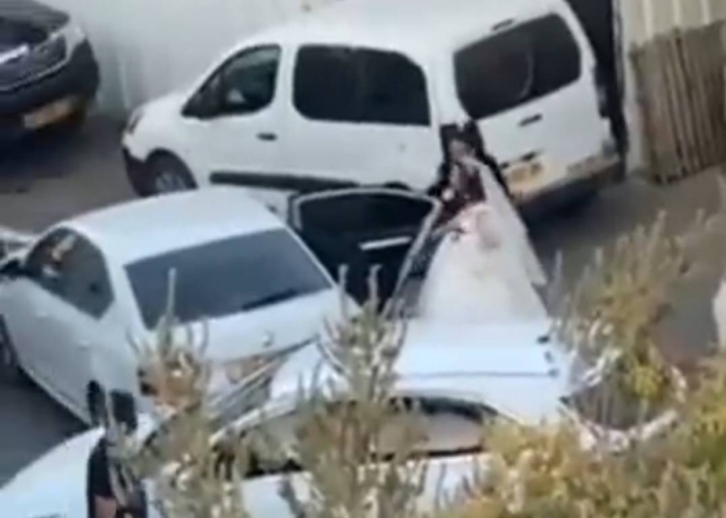 شاهد.. الشرطة الإسرائيلية تقتحم حفل زفاف وتعتقل العروس بفستان الزفاف