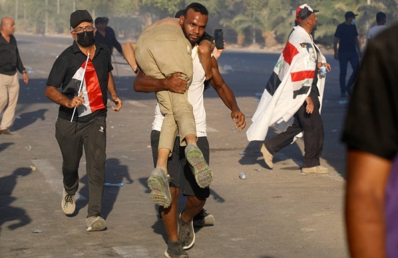 شاهد .. مقتل 8 متظاهرين وإصابة 85 آخرين من أنصار مقتدى الصدر في بغداد