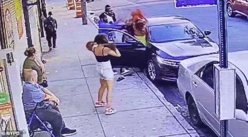 شاهد : مشاجرة عنيفة بين سيدتين وسط شارع  بنيويورك .. وعندما  طاردت إحداهما الأخرى بسيارتها حدثت الكارثة