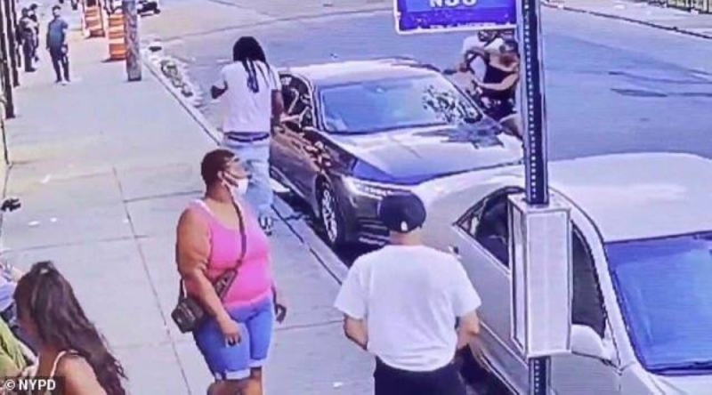 شاهد : مشاجرة عنيفة بين سيدتين وسط شارع  بنيويورك .. وعندما  طاردت إحداهما الأخرى بسيارتها حدثت الكارثة