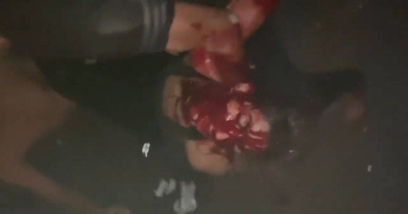 شاهد.. مقتل "متظاهر" خلال الاشتباكات المسلحة بين أنصار الصدر وميليشيا العصائب‬⁩ الموالية لإيران ببغداد 