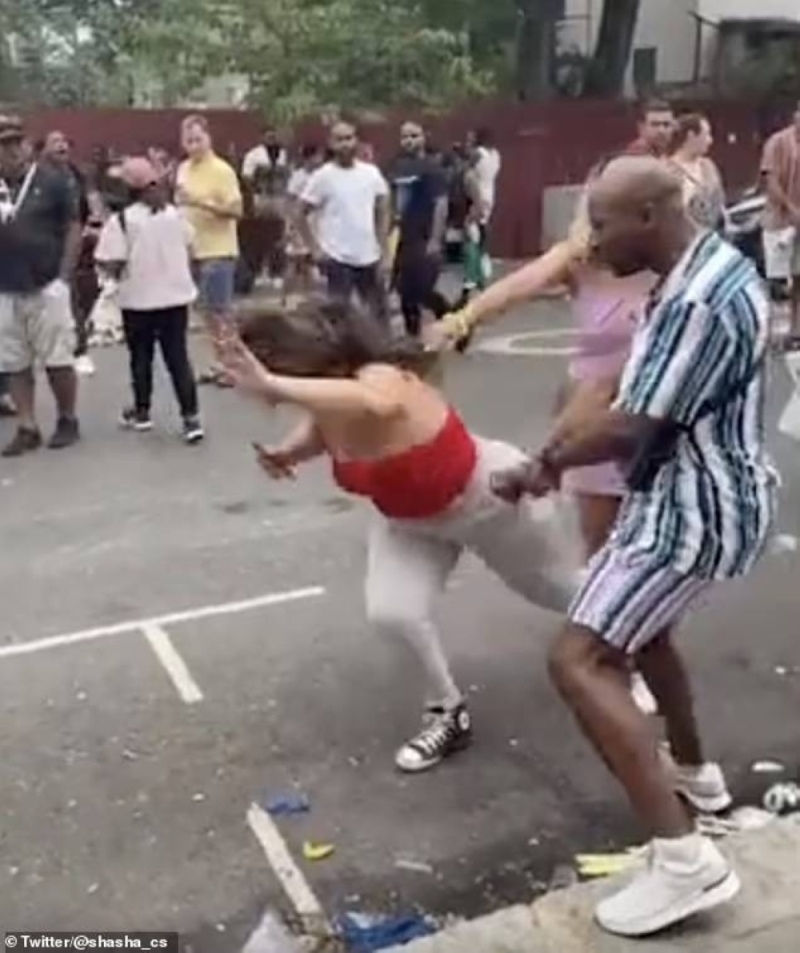 شاهد : رجل ضخم  يلكم امرأة بقوة في وجهها ويسقطها أرضا خلال احتفال ببريطانيا