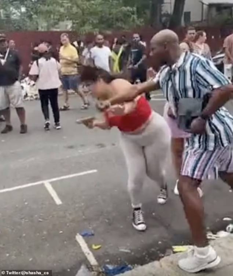شاهد : رجل ضخم  يلكم امرأة بقوة في وجهها ويسقطها أرضا خلال احتفال ببريطانيا