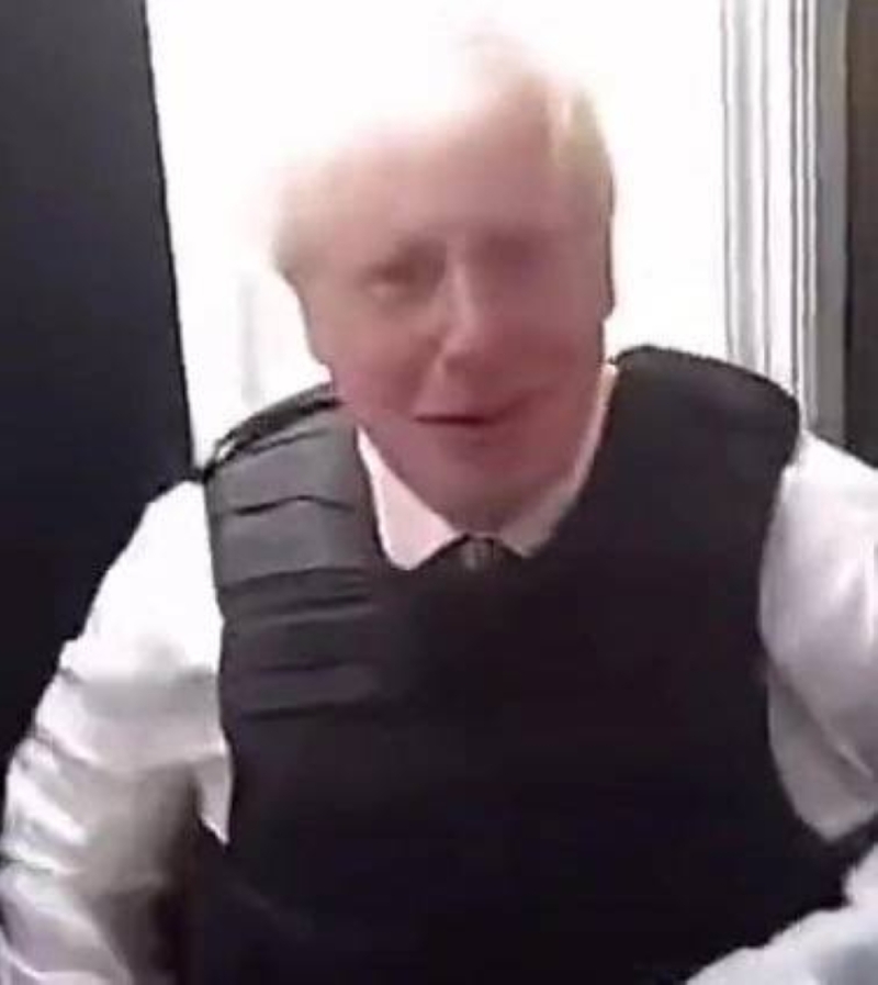 بحثا عن مخدرات.. شاهد: رجل يتفاجأ بمشاركة رئيس الوزراء البريطاني في مداهمة لمنزله بلندن 