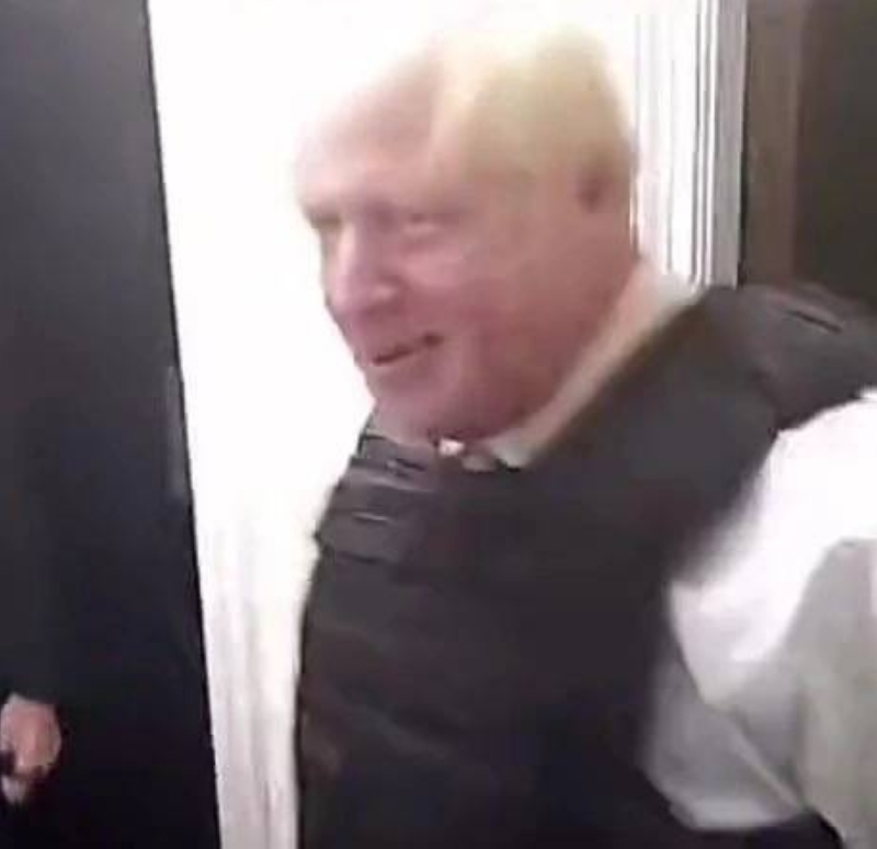 بحثا عن مخدرات.. شاهد: رجل يتفاجأ بمشاركة رئيس الوزراء البريطاني في مداهمة لمنزله بلندن 