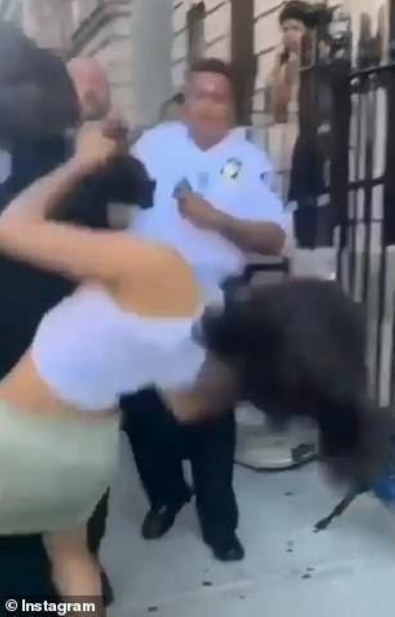 سقطت على الأرض .. شاهد: شرطي أمريكي يلكم  فتاة بقوة  بعدما حاولت منع القبض على صديقها المتهم بجريمة قتل في نيويورك