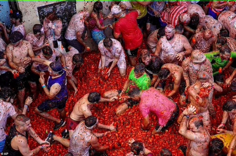 شاهد .. المعركة الحمراء بحبات الطماطم بين الآلاف في شوارع أسبانيا