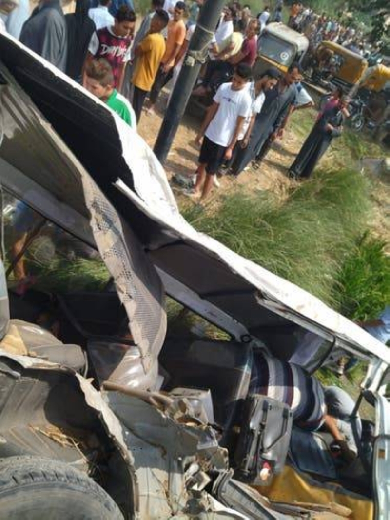 بالصور.. وفيات ومصابين في حادث اصطدام قطار بحافلة في مصر