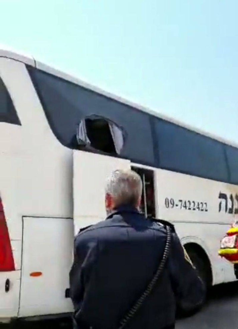 شاهد: هجوم مسلح على حافلة تقل جنودا إسرائيليين في غور الأردن.. والكشف عن عدد المصابين