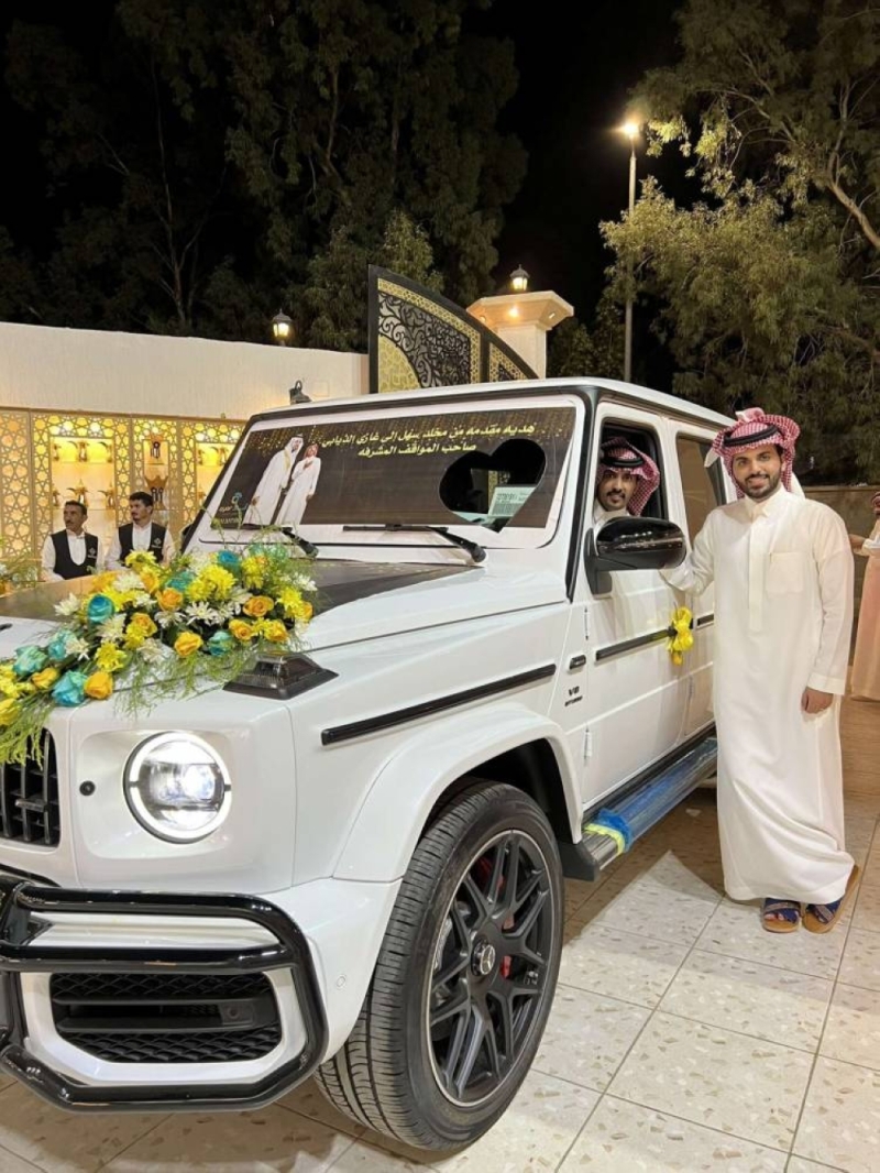 شاهد : مشهور سناب مخلد سهل يفاجىء غازي الذيابي بهدية قيمتها مليون ريال في حفل زواجه 