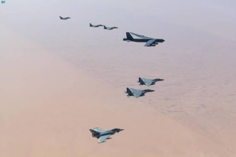 شاهد.. مقاتلات سعودية ترافق القاذفة الأمريكية «بي-52» أثناء عبورها أجواء المملكة