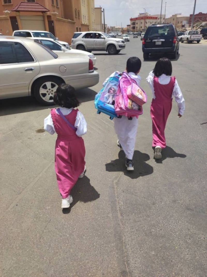 شاهد: طفل سعودي يحمل حقيبتي شقيقتيه ويثير تفاعلا واسعا