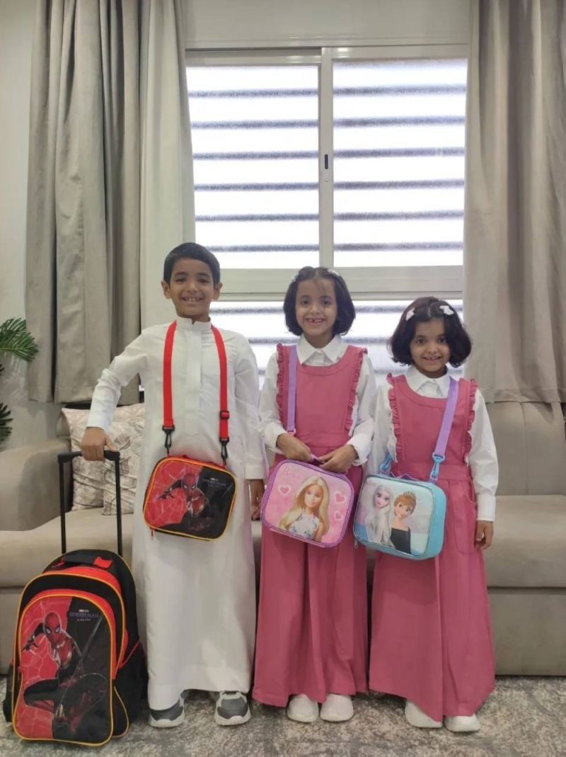 إجراء من "تعليم عسير" بشأن الطفل الذي حمل حقيبتي شقيقتيه بعد خروجهما من المدرسة