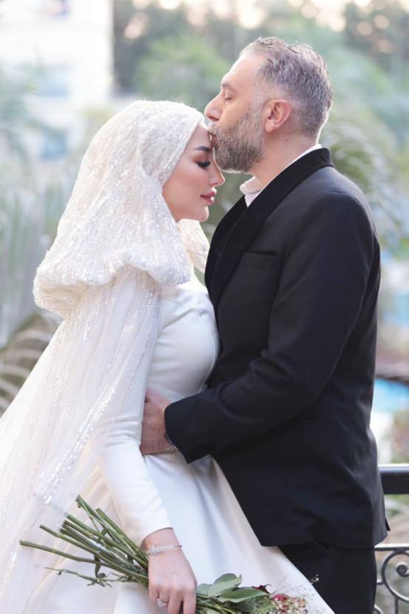 شاهد .. صور حفل زفاف عروسين برفقة ابنتيهما يثير الجدل في مصر