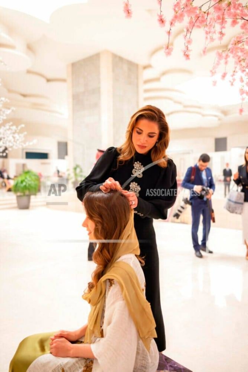 شاهد : صور لم تنشر من قبل تكشف كيف تعامل ⁧‫الملكة رانيا‬⁩ زوجة ابنها المستقبلية "رجوة آل سيف‬⁩"