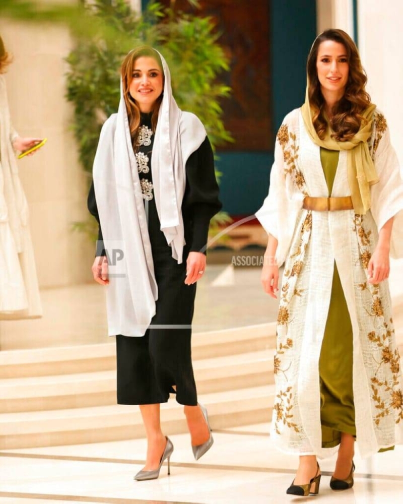 شاهد : صور لم تنشر من قبل تكشف كيف تعامل ⁧‫الملكة رانيا‬⁩ زوجة ابنها المستقبلية "رجوة آل سيف‬⁩"