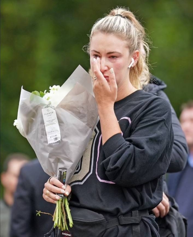 شاهد: آلآف البريطانيون يودعون ملكتهم بالدموع ووضع الزهور أمام قصر باكنجهام