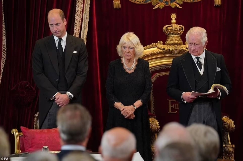شاهد .. الملك تشارلز الثالث يؤدي القسم أمام مجلس اعتلاء العرش البريطاني