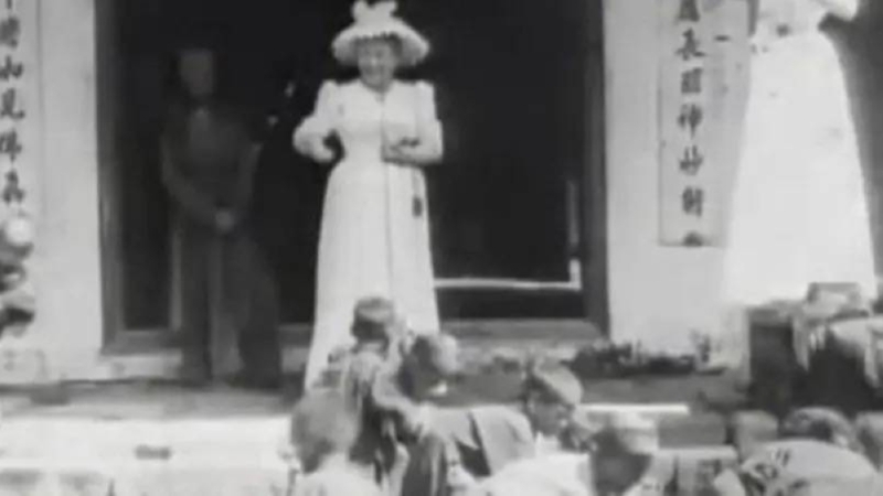 حقيقة فيديو إلقاء ملكة بريطانيا الراحلة إليزابيث الثانية الطعام على الأرض للأطفال الفقراء