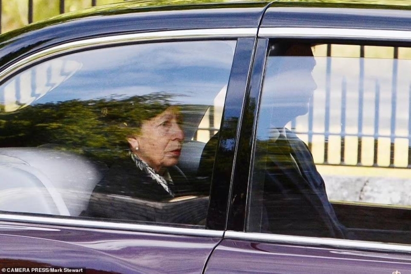 شاهد : لحظة مغادرة نعش الملكة إليزابيث قصر بالمورال في اسكتلندا