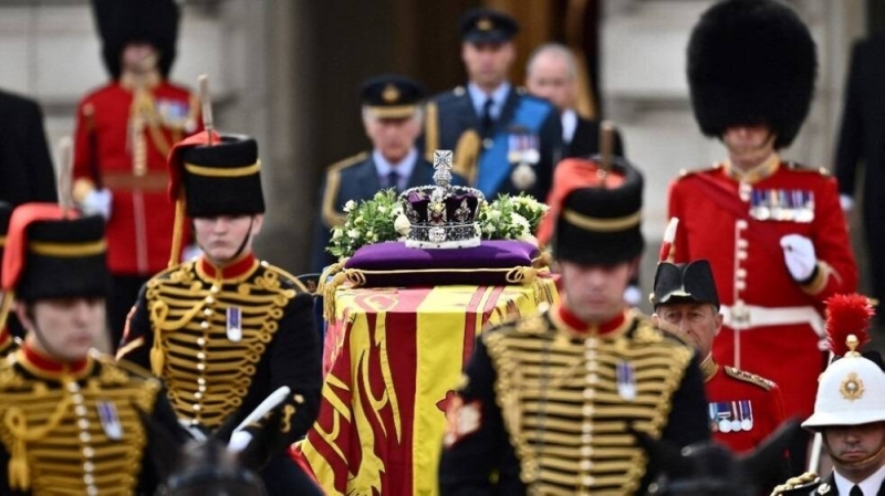 شاهد.. نقل جثمان الملكة إليزابيث من قصر باكنغهام إلى قاعة وستمنستر بحضور العائلة المالكة