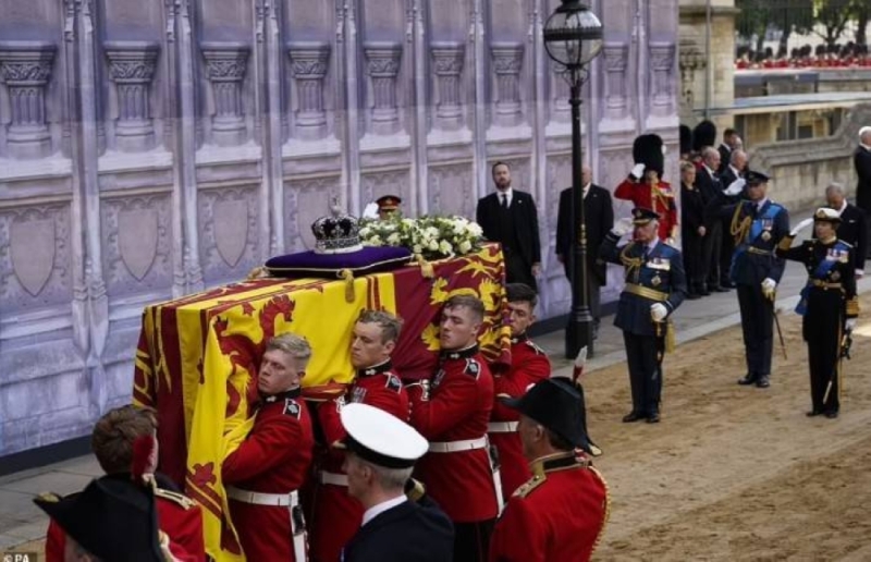 شاهد بالصور.. جثمان الملكة إليزابيث الثانية يصل إلى قاعة وستمنستر.. وهكذا ظهر أفراد العائلة المالكة
