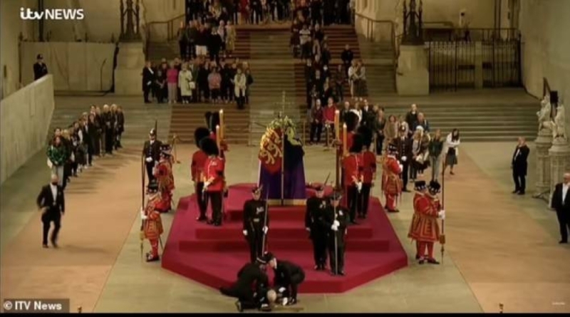 شاهد.. أحد الحراس يتأرجح على قدميه ويسقط بجانب نعش الملكة إليزابيث الثانية في قاعة وستمنستر