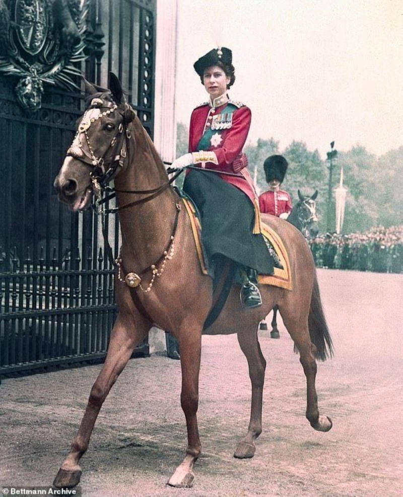 شاهد: سحابة فوق لندن تشبه الملكة الراحلة إليزابيث الثانية وهي تمتطي حصانها