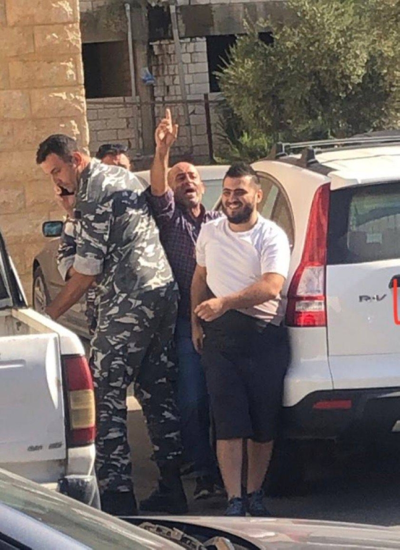 شاهد.. لبناني يقتحم بنكًا بسلاح ويحصل على وديعته
