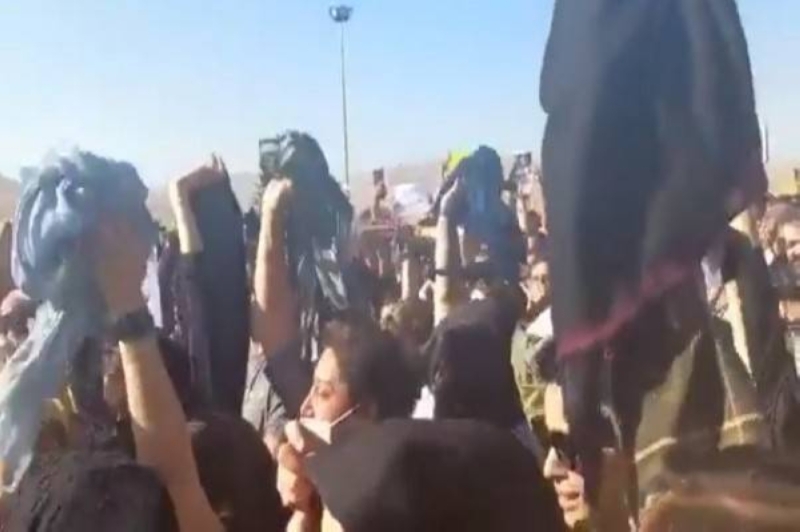 شاهد: إيرانيات ينتزعن حريتهن من النظام القمعي ويخلعن الحجاب علناً في شوارع مدينة سقز