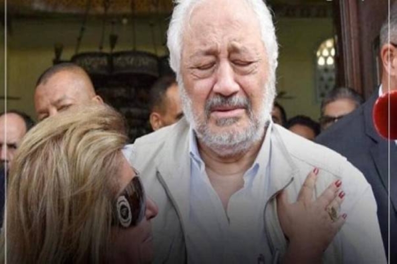 شاهد: انهيار وبكاء الفنان " خالد زكي" أثناء تشييع جثمان زوجته