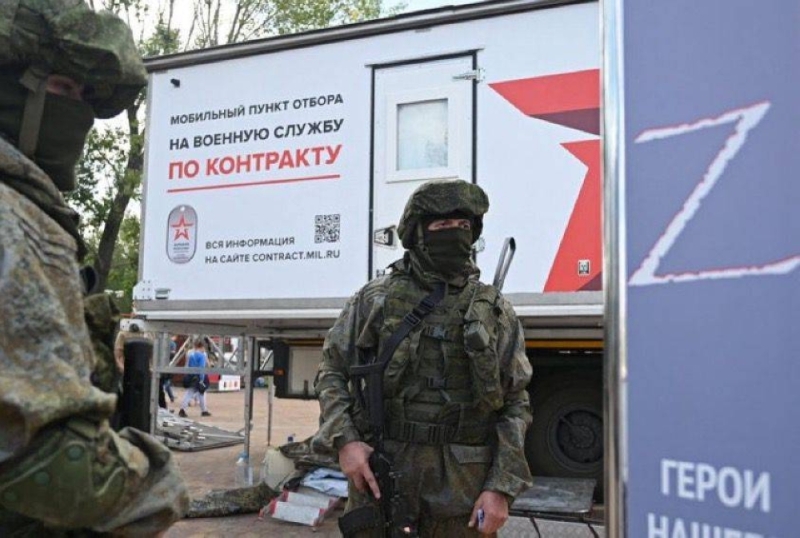 شاهد: الجيش الروسي يبحث  عن متطوعين أمام حديقة عامة للقتال في أوكرانيا  مقابل 3 آلاف دولار شهريا