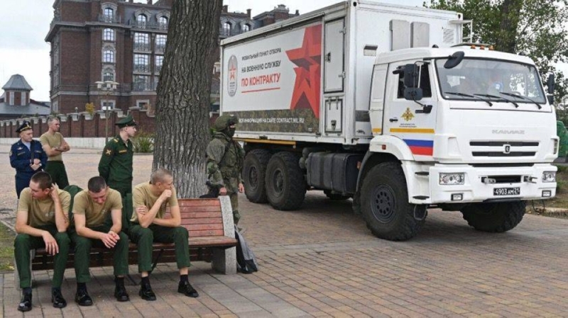 شاهد: الجيش الروسي يبحث  عن متطوعين أمام حديقة عامة للقتال في أوكرانيا  مقابل 3 آلاف دولار شهريا