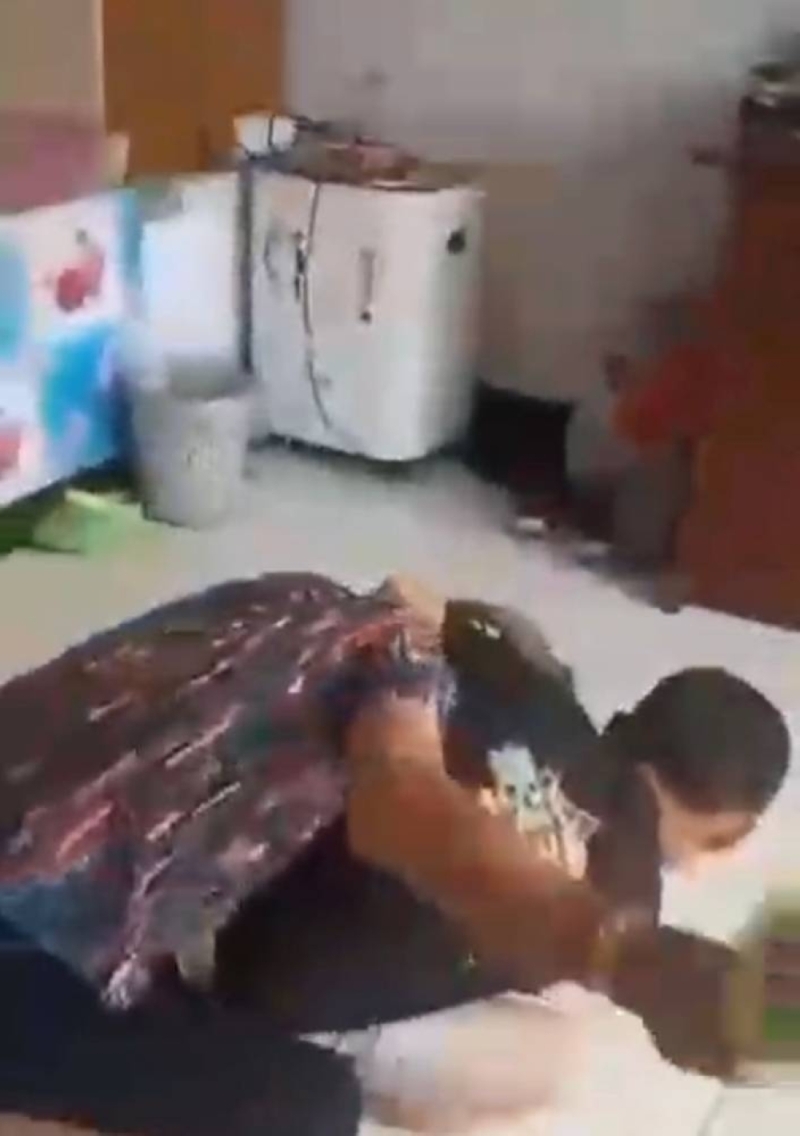 شاهد: طفل صيني يتشاجر مع جدته ويقتلها خنقا ..وشقيقه يوثق لحظة وفاتها بالفيديو